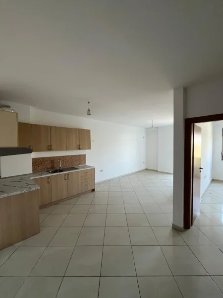 Tirane, shitet apartament 1+1+Ballkon Kati 4, 62 m² 82.000 € (Terminali)