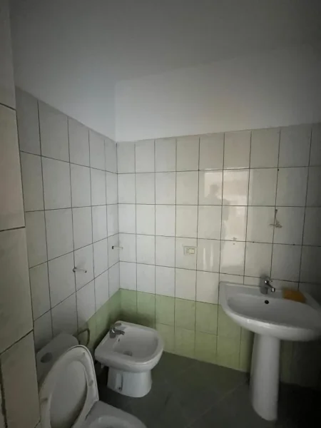 Tirane, shitet apartament 1+1+Ballkon Kati 4, 62 m² 82.000 € (Terminali)