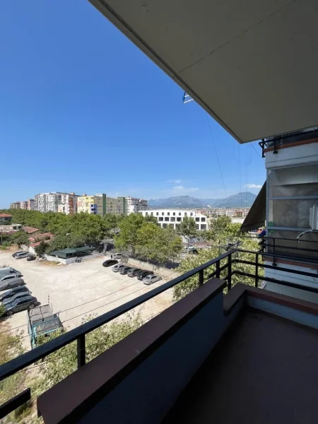 Tirane, shitet apartament 1+1+Ballkon Kati 4, 62 m² 82.000 € (Terminali)