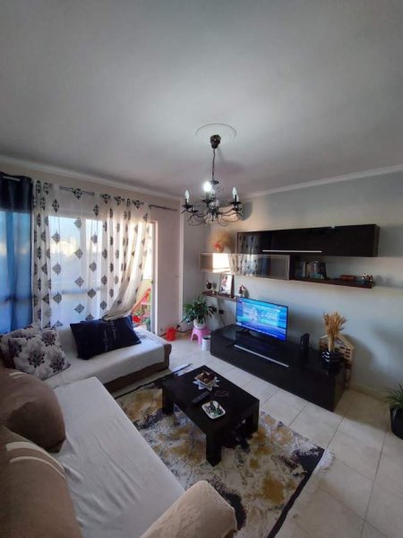 Tirane, jepet me qera apartament 2+1 Kati 6, 400 Euro (Komuna e Parisit)