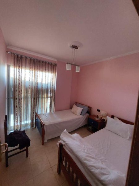 Tirane, jepet me qera apartament 2+1 Kati 6, 400 Euro (Komuna e Parisit)