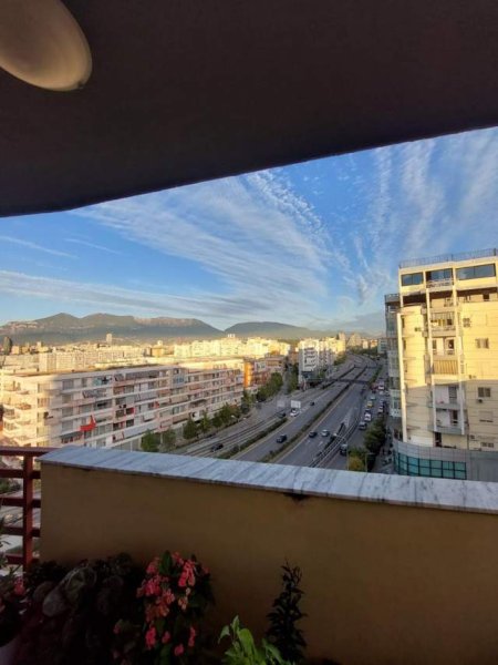 Tirane, jepet me qera apartament 2+1 Kati 6, 400 Euro (Komuna e Parisit)