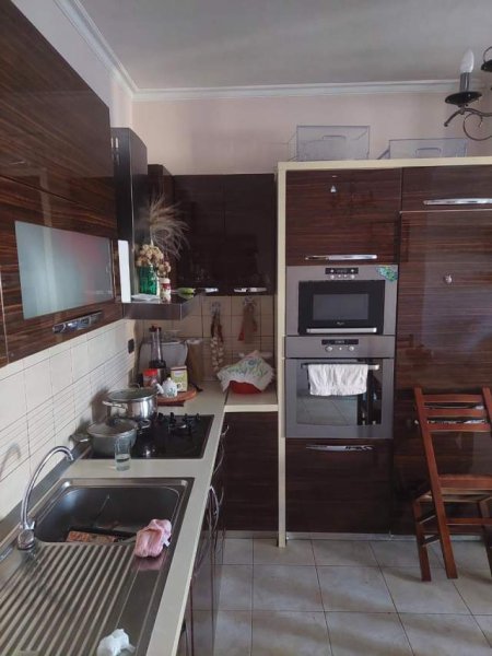 Tirane, jepet me qera apartament 2+1 Kati 6, 400 Euro (Komuna e Parisit)