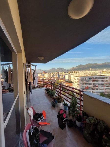 Tirane, jepet me qera apartament 2+1 Kati 6, 400 Euro (Komuna e Parisit)