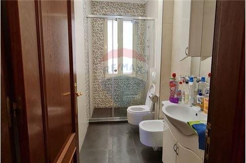 Tirane, jepet me qera apartament duplex 4+1+A+BLK Kati 4, 196 m² 1.500 Euro (Stadiumi Dinamo)