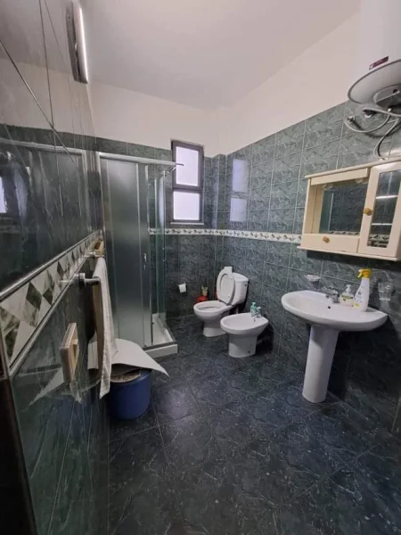 Tirane, jepet me qera Vile Kati 2, 77 m² 500 Euro (Pazari i Ri)