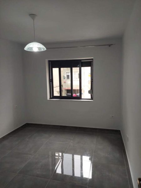 Tirane, jepet me qera apartament 1+1 Kati 2, 60 m² 400 Euro te Ish Parku i Autobuzave