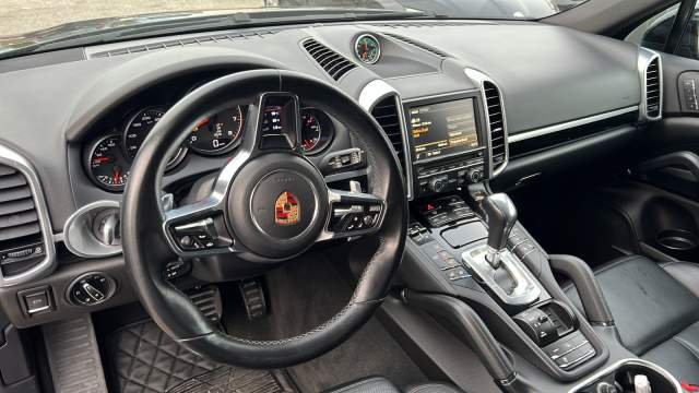 Tirane, shes-shkembej  xhip Porsche Cayene Viti 2016, 40.000 Euro