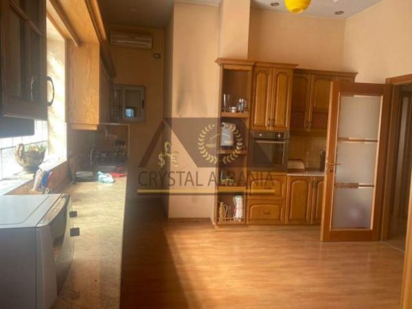 Tirane, jepet me qera apartament 4+1+A Kati 3, 200 m² 1.400 Euro