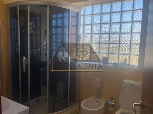 Tirane, jepet me qera apartament 4+1+A Kati 3, 200 m² 1.400 Euro