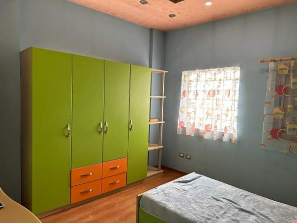 Tirane, jepet me qera Vile 4+1+BLK Kati 3, 200 m² 1.400 Euro (rruga Siri Kodra)