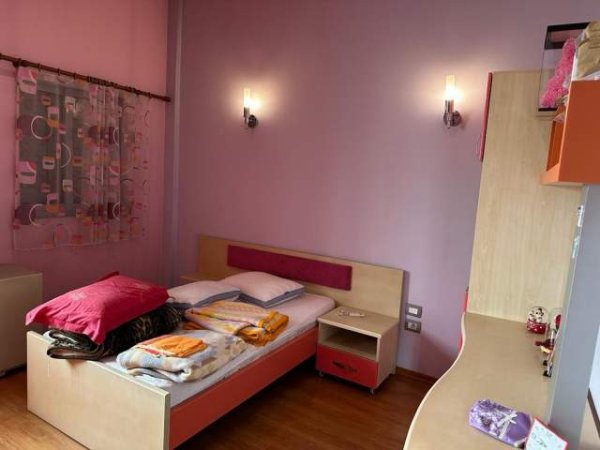 Tirane, jepet me qera Vile 4+1+BLK Kati 3, 200 m² 1.400 Euro (rruga Siri Kodra)