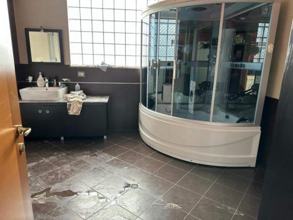 Tirane, jepet me qera Vile 4+1+BLK Kati 3, 200 m² 1.400 Euro (rruga Siri Kodra)