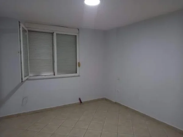Tirane, jepet me qera apartament 2+1+A Kati 0, 93 m² 400 Euro (Mine Peza)