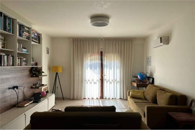 Tirane, jepet me qera apartament 1+1+BLK 75 m² 450 Euro (komuna e parisit)