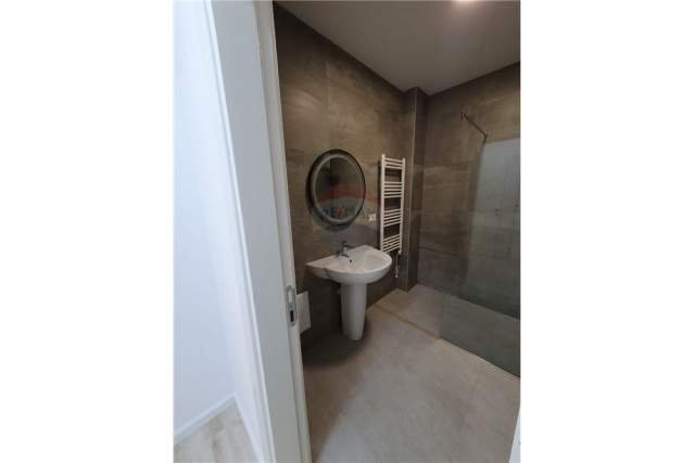 Tirane, jepet me qera apartament 3+1 100 m² 700 Euro (myslym shyr)