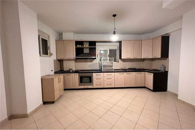 Tirane, jepet me qera apartament 2+1+BLK 100 m² 400 Euro (rruga elbasanit)