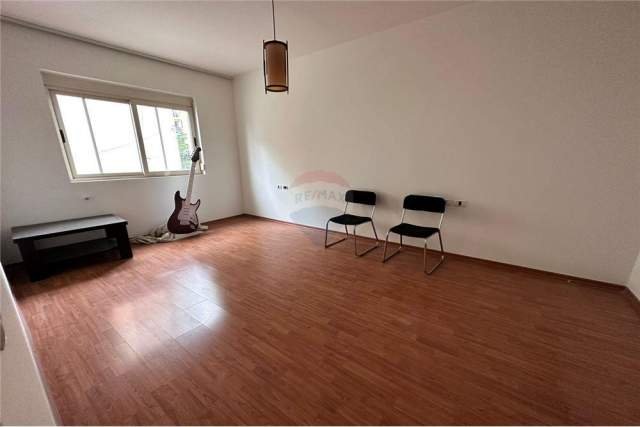 Tirane, jepet me qera apartament 2+1+BLK 100 m² 400 Euro (rruga elbasanit)