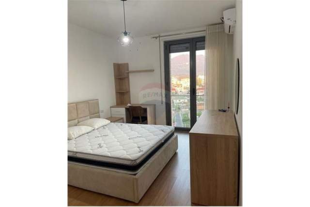 Tirane, jepet me qera apartament 92 m² 600 Euro (fiori di bosko)