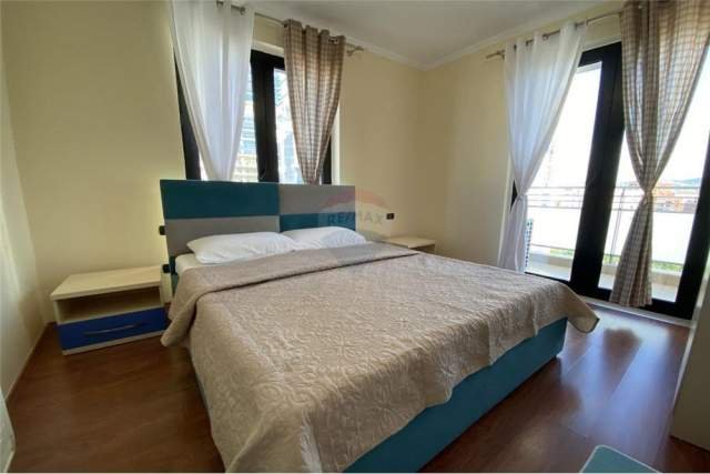 Tirane, jepet me qera apartament 1+1+BLK 57 m² 600 Euro (qender)
