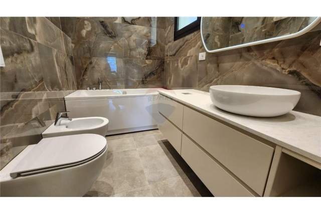 Tirane, jepet me qera apartament 112 m² 1.500 Euro (tirana e re)