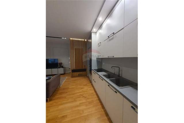 Tirane, jepet me qera apartament 1+1+BLK 80 m² 600 Euro (liqeni i thate)
