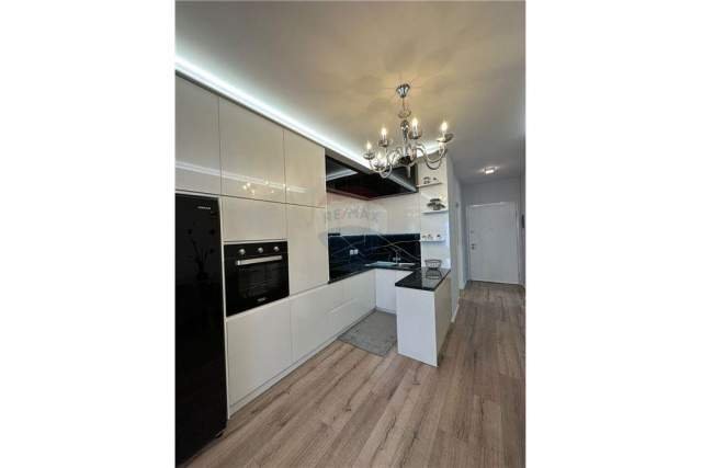 Tirane, jepet me qera apartament 90 m² 900 Euro (stacioni trenit)