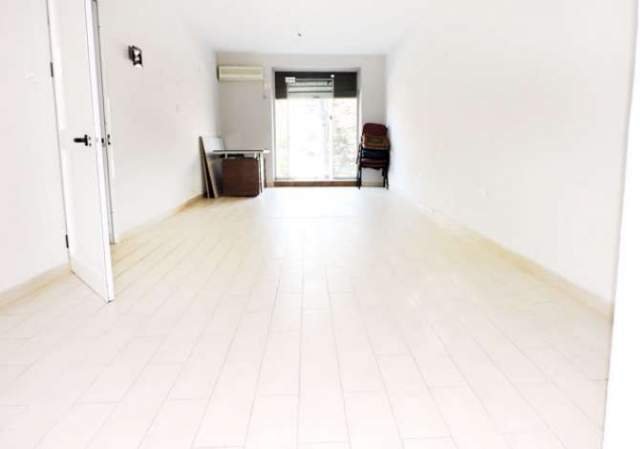 Tirane, jepet me qera dyqan 72 m² 300 Euro