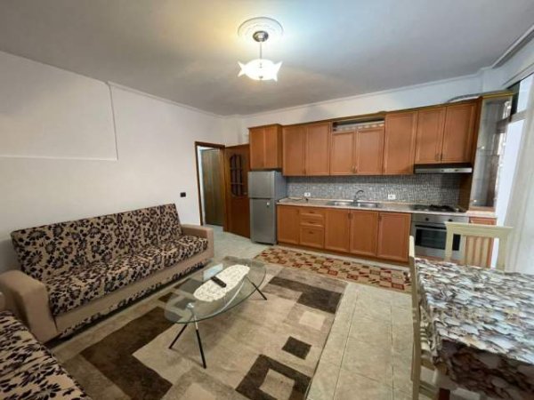 Tirane, jepet me qera apartament 1+1+BLK Kati 2, 65 m² 400 Euro (Pazari i Ri)