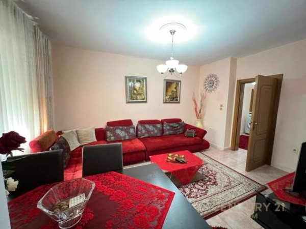 Tirane, jepet me qera apartament 2+1 Kati 5, 80 m² 400 Euro (Rruga e Barrikadave)