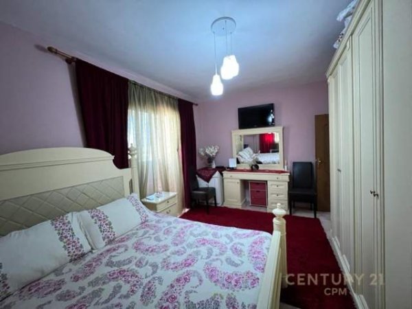 Tirane, jepet me qera apartament 2+1 Kati 5, 80 m² 400 Euro (Rruga e Barrikadave)