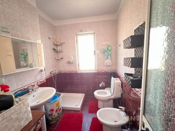 Tirane, jepet me qera apartament 2+1 Kati 5, 80 m² 400 Euro (Rruga e Barrikadave)