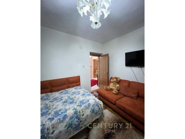 Tirane, jepet me qera apartament 2+1 Kati 5, 80 m² 400 Euro (Rruga e Barrikadave)