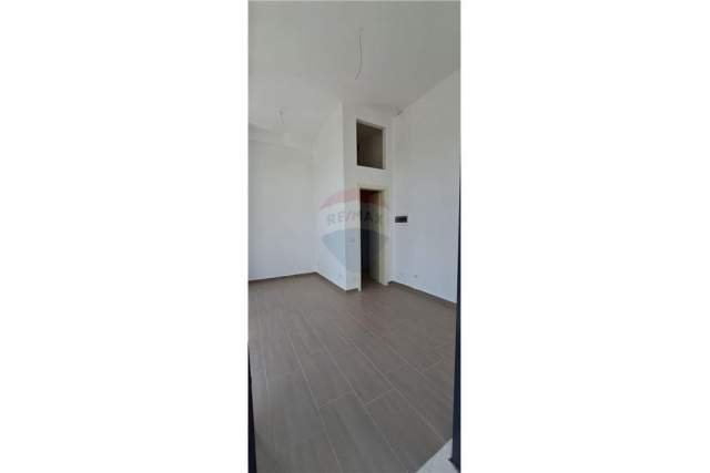 Tirane, shitet dyqan Kati 0, 17 m² 62.000 Euro (ISA BOLETINI)