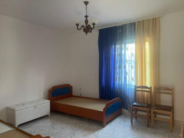 Tirane, jepet me qera shtepi 2+1 Kati 1, 120 m² 40.000 Leke (rruga Leandro Zoto)