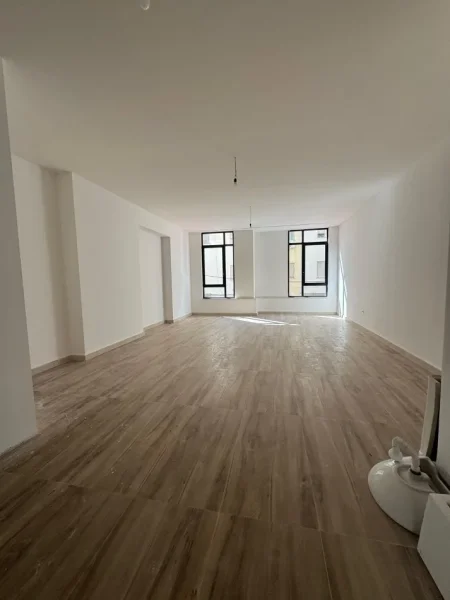 Tirane, jepet me qera zyre Kati 1, 82 m² 1.500 € (qender)