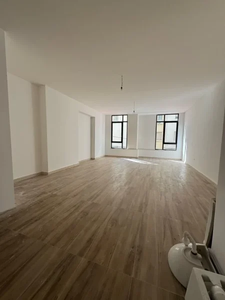 Tirane, jepet me qera zyre Kati 1, 82 m² 1.500 € (qender)