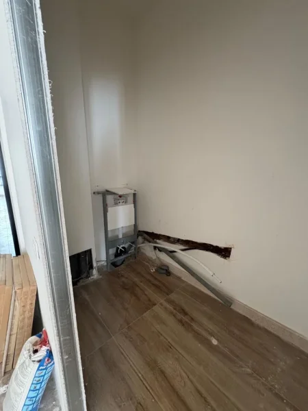 Tirane, jepet me qera zyre Kati 1, 82 m² 1.500 € (qender)