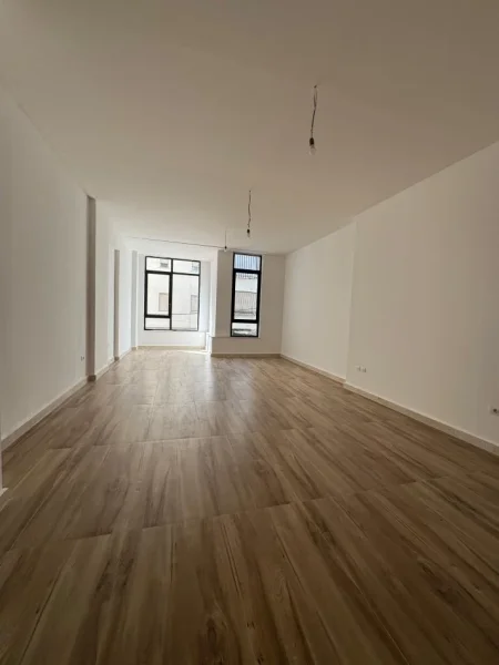 Tirane, jepet me qera zyre Kati 1, 72 m² 1.300 € (qender)