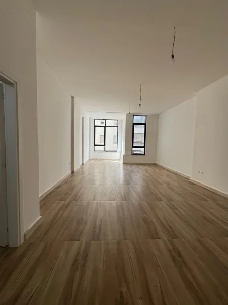 Tirane, jepet me qera zyre Kati 1, 72 m² 1.300 € (qender)