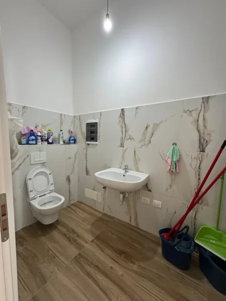 Tirane, jepet me qera zyre Kati 1, 72 m² 1.300 € (qender)