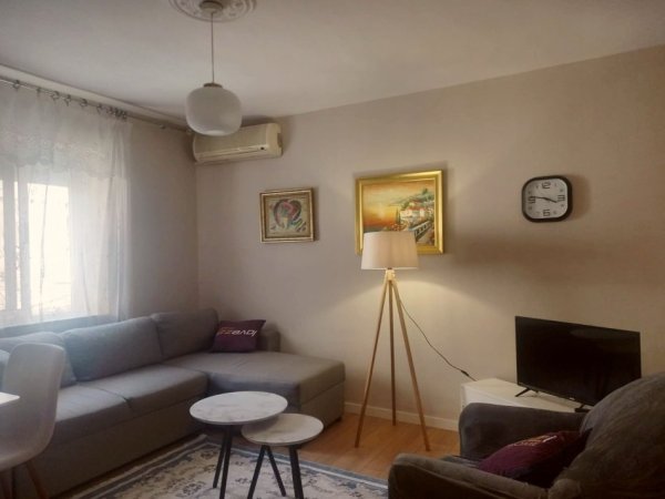 Tirane, jepet me qera apartament 1+1 Kati 3, 65 m² 550 € (Pjeter Budi)