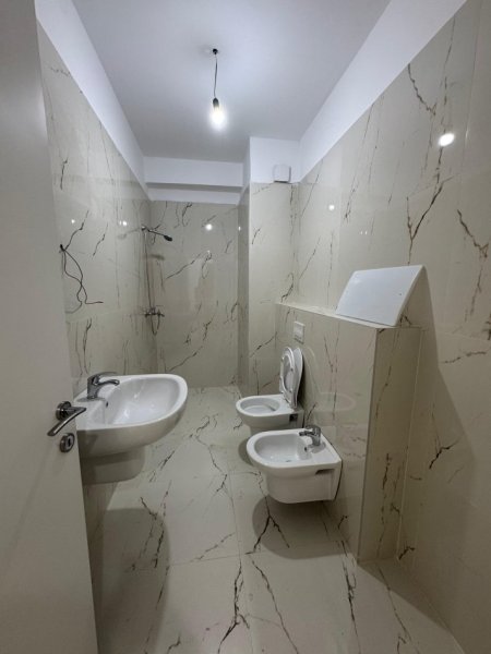Tirane, jepet me qera apartament 2+1+Aneks+Ballkon Kati 3, 90 m² 850 € (qender)