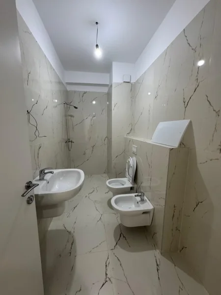 Tirane, jepet me qera apartament 2+1+Aneks+Ballkon Kati 3, 90 m² 850 € (qender)