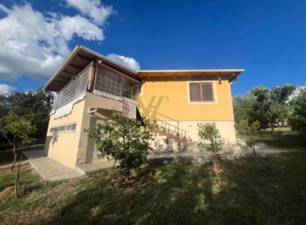 Tirane, shitet Vile 3+1 Kati 0, 120 m² 600.000 € (PETRELE)