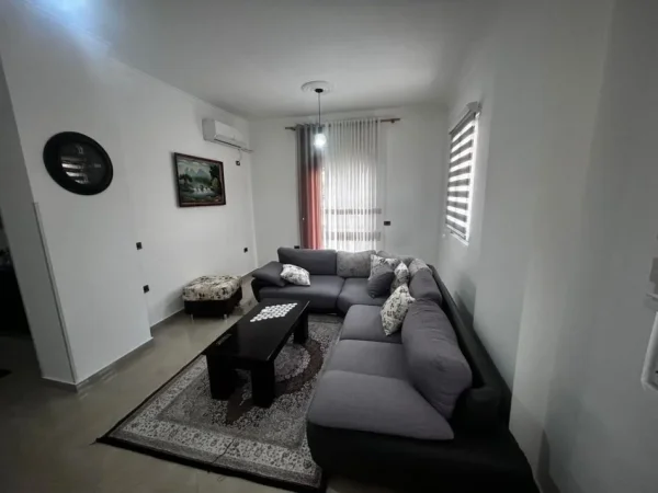 Tirane, jepet me qera apartament 2+1+Ballkon Kati 1, 100 m² 550 € 
