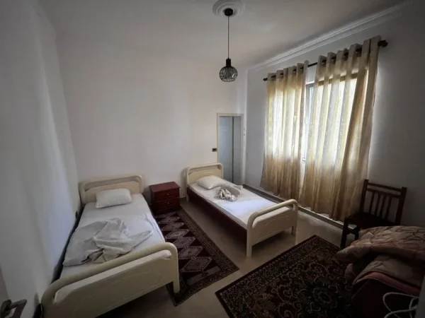 Tirane, jepet me qera apartament 2+1+Ballkon Kati 1, 100 m² 550 € 