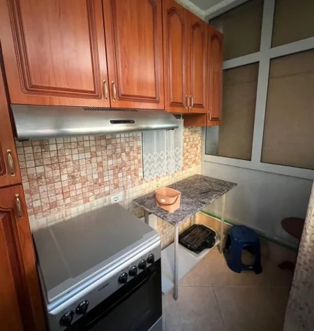 Tirane, jepet me qera apartament 1+1+Aneks+Ballkon Kati 1, 400 €