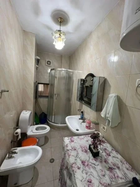 Tirane, jepet me qera apartament 1+1+Aneks+Ballkon Kati 1, 400 €