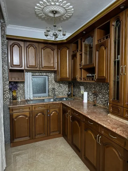 Tirane, jepet me qera apartament 1+1+Aneks+Ballkon Kati 1, 400 €